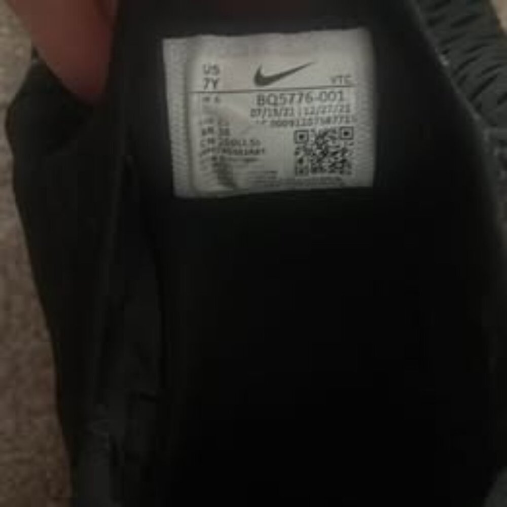 All black Nike 270